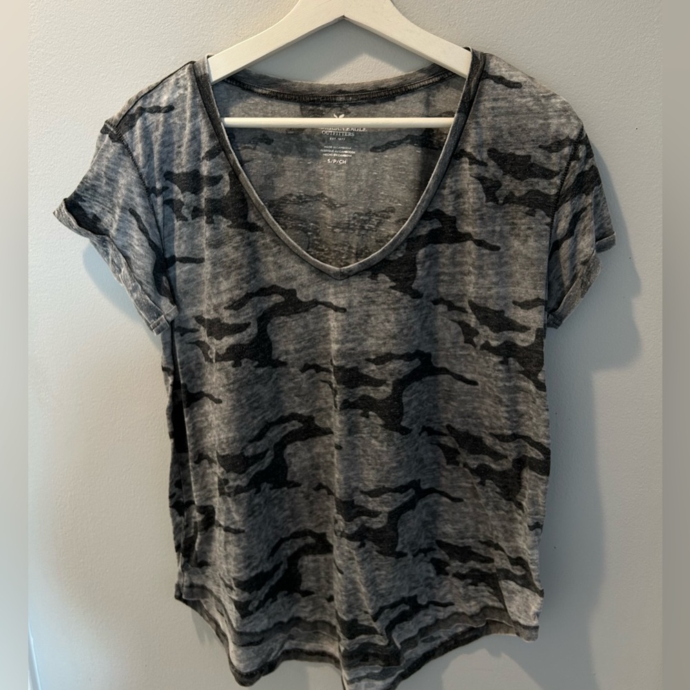 American Eagle Women’s Small Grey/Black Camo T-shirt